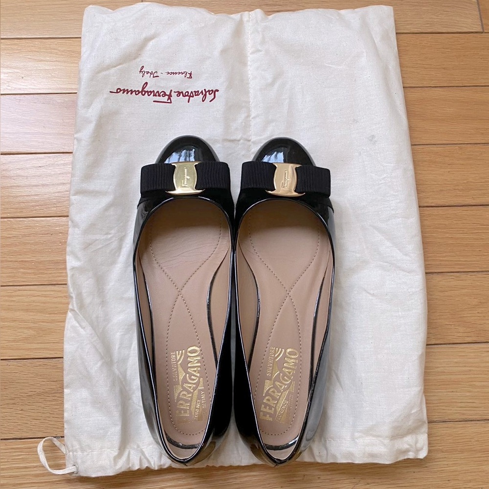 Like new Ferragamo Salvatore Black Patent Leather Vara Bow Ballet Flats - Picture 5 of 7